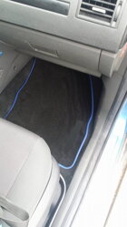 Textilné koberce vo Ford Kuga v čiernej farbe s modrým lemom